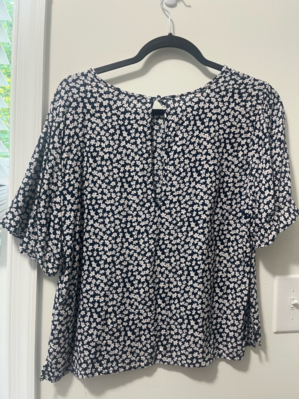 Abercrombie Navy Floral Short Sleeve Blouse Size Large - Picture 2 of 5